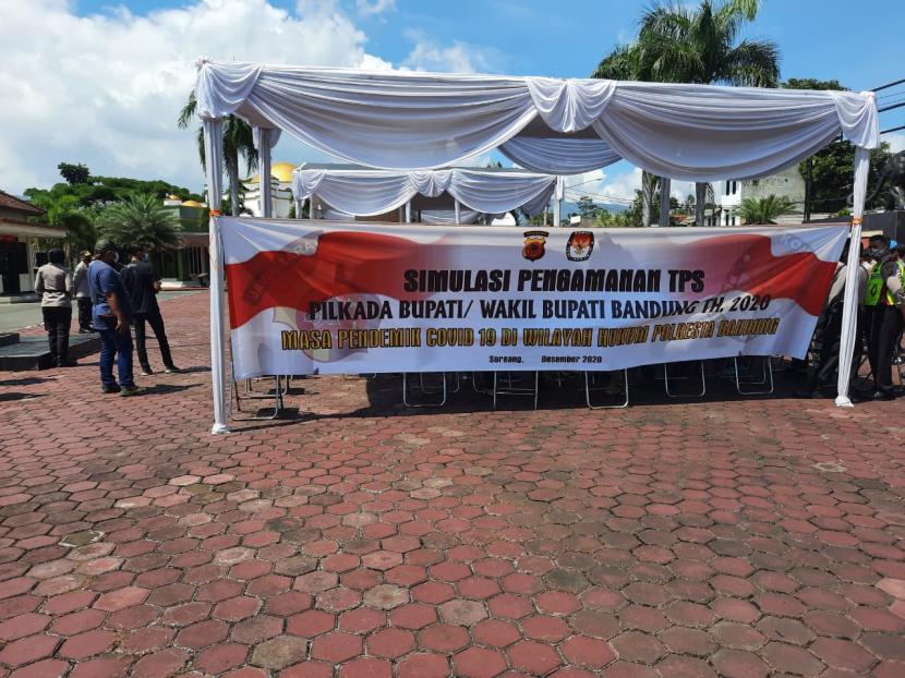 Simulasi pengamanan TPS Pilkada Bupati/Wakil Bupati Bandung oleh Polresta Bandung, di Mapolresta Kabupaten Bandung, Soreang, Kabupaten Bandung, Rabu (2/12). 