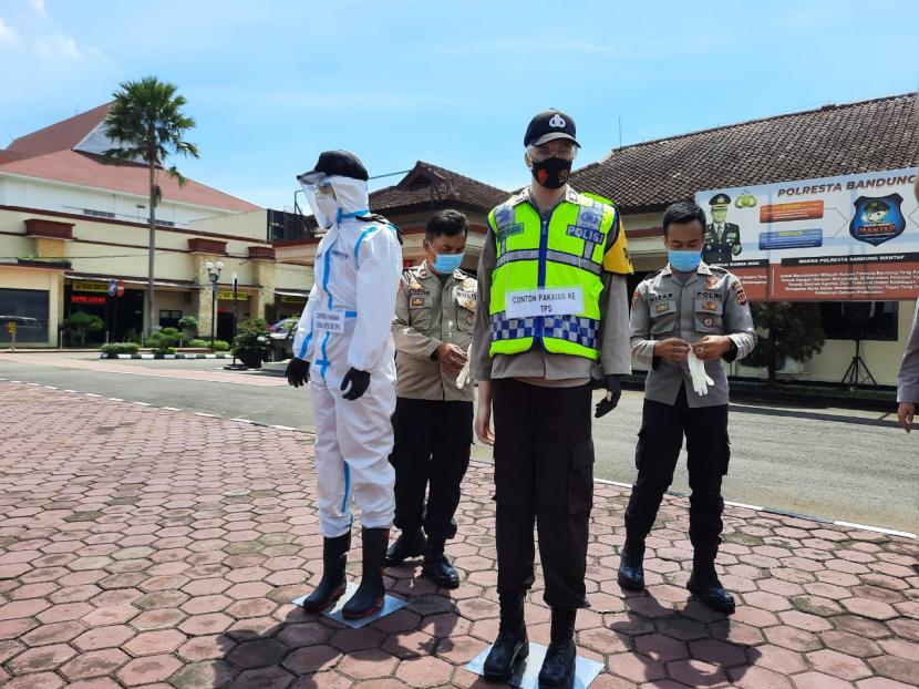 Simulasi pengamanan TPS Pilkada Bupati/Wakil Bupati Bandung oleh Polresta Bandung, di Mapolresta Kabupaten Bandung, Soreang, Kabupaten Bandung, Rabu (2/12).