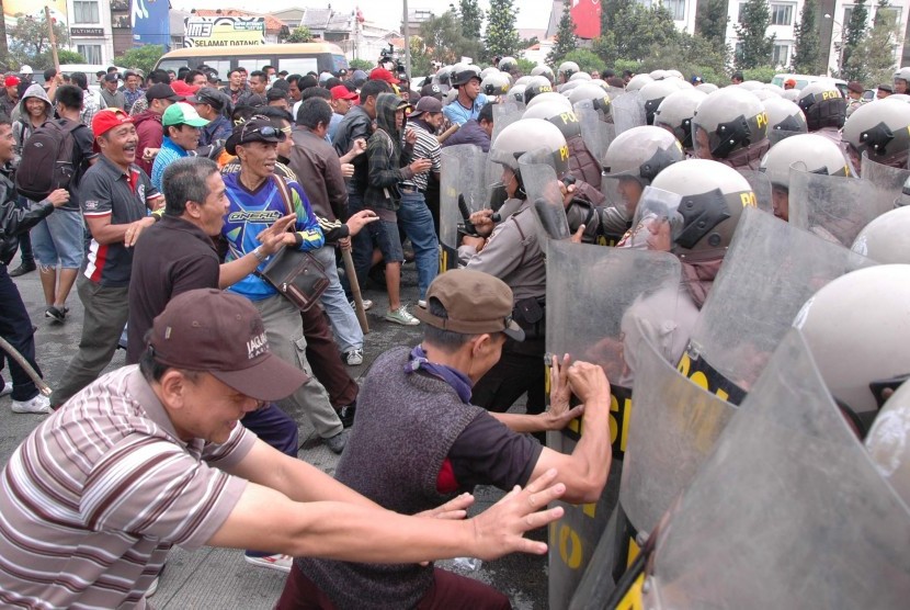 Simulasi Penyekatan Massa: Bentrokan massa di Gerbang Tol Pastur, Kota Bandung dengan aparat keamanan pada kegiatan simulasi penyekatan massa menghadapi putusan Mahkamah Konstitusi (MK) dalam sengketa Pilpres 2014, yang digelar Polrestabes Bandung, Senin (