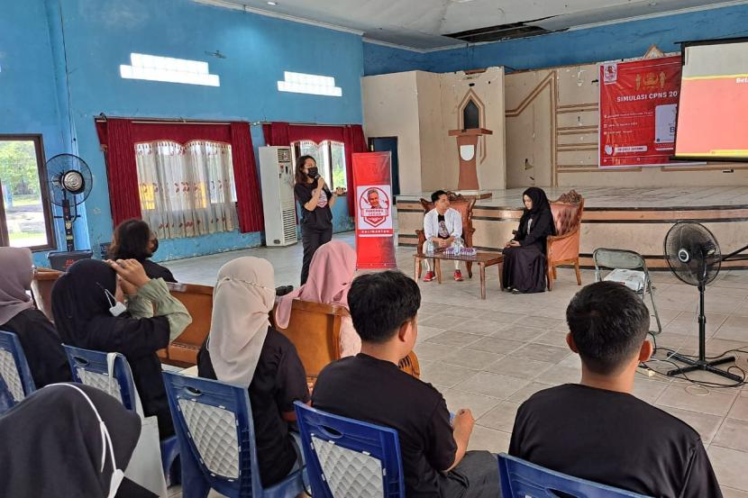 Simulasi seleksi CPNS untuk para lulusan baru (fresh graduate) dari sekolah maupun perguruan tinggi di Kota Palangkaraya, Kalimantan Tengah pada Sabtu (12/8/2023). 