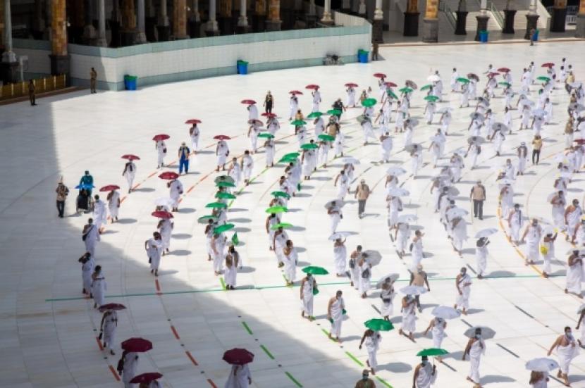 Jamaah Gunakan Masker dan Jarak Sosial Selama Tawaf . Foto: Simulasi tawaf di kala musim haji 2020.