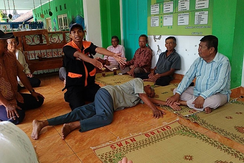 Simulasi Tindakan Pertolongan Pertama Kecelakaan Lansia (TP2KL) oleh RZ di Klaten, Rabu (25/5). Foto: Istimewa