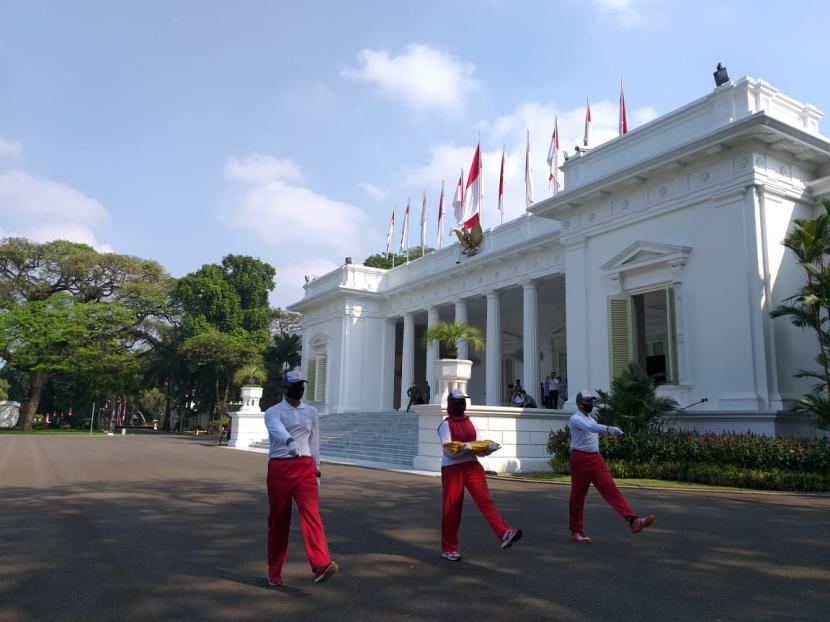 Simulasi upacara peringatan HUT ke-75 Kemerdekaan RI di Istana Merdeka, Ahad (12/7).