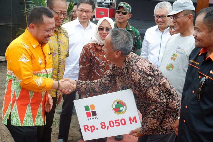  Sinar Mas Agribusiness and Food melalui anak usahanya yang beroperasi di wilayah Riau, PT Ramajaya Pramukti menggelar penanaman kembali (replanting) perdana program peremajaan kebun kelapa sawit. 