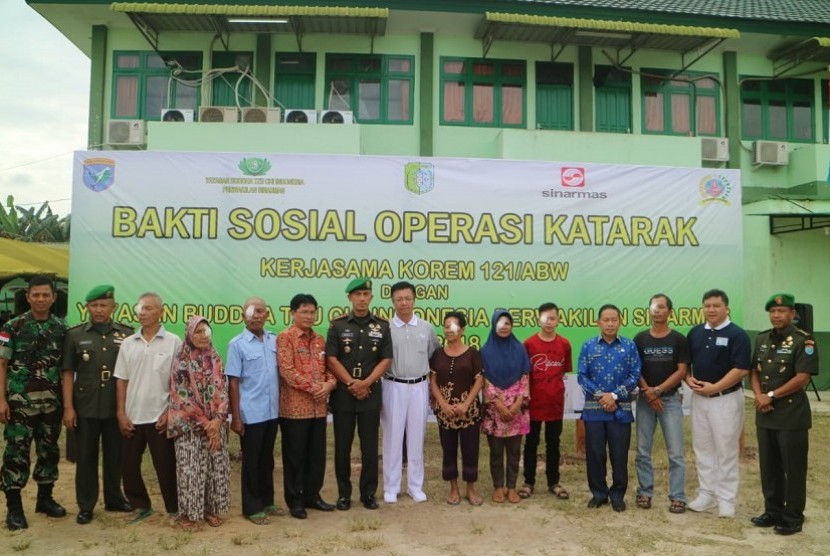 Sinar Mas Agribusiness and Food menggelar bakti sosial (Baksos) operasi katarak bagi sekitar 238 warga di Sintang, Kalimantan Barat.