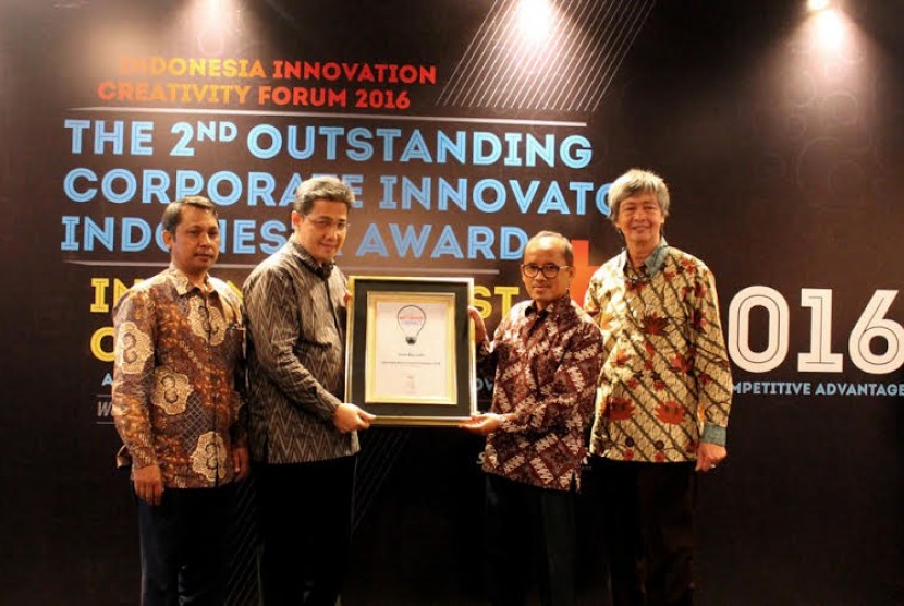 Sinar Mas Land diwakili oleh Dhony Rahajoe, Managing Director President Office (kedua dari kiri), menerima penghargaan sebagai Indonesia Most Creative Companies 2016 diajang OCI Indonesia Award 2016.