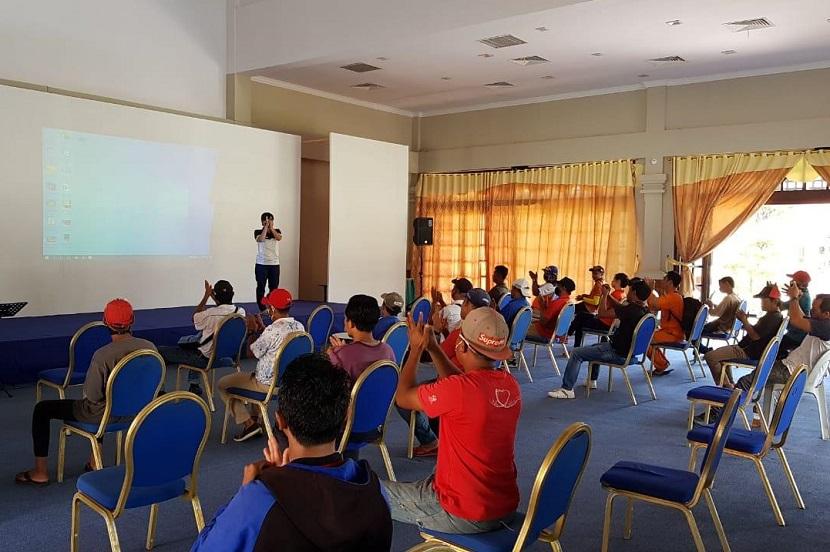 Sinar Mas Land melalui proyeknya di Palm Spring Golf Batam memberikan pelatihan cara mencuci tangan yang benar kepada puluhan pegawainya, Kamis (09/4).