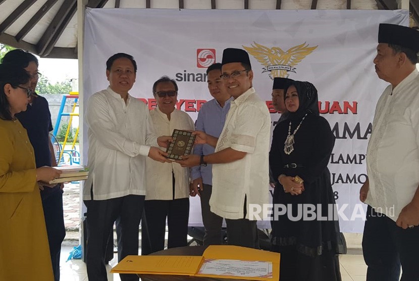 Sinar Mas mewakafkan 400 mushaf Alquran berikut 200 Juz Amma kepada Ketua Umum Lampung Jejamo di Cilandak Timur, Jakarta Selatan. 