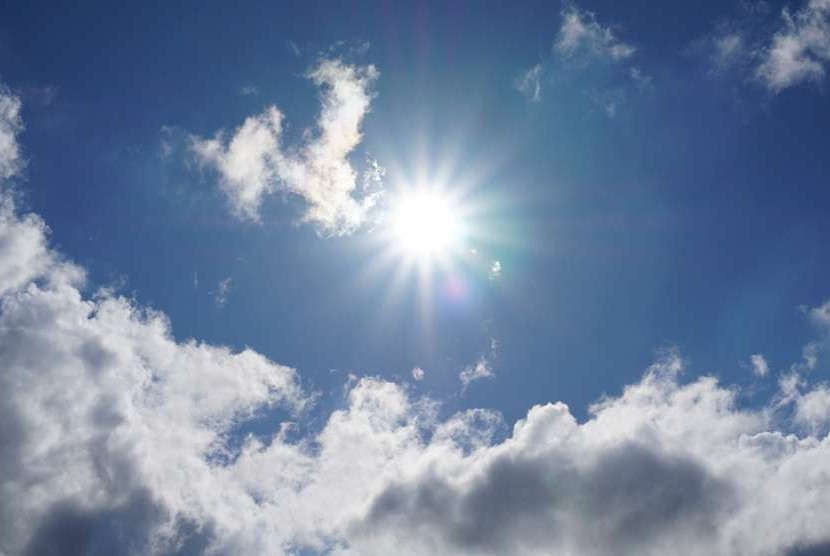 Berjemur di bawah sinar matahari (Ilustrasi)