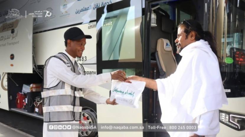 Sindikat Umum Kendaraan (GSC) menyediakan layanan transportasi umum di Bandara Internasional King Abdulaziz (KAIA) di Jeddah, Arab Saudi untuk mengangkut peziarah umroh. Arab Saudi Sediakan Bus Gratis untuk Jamaah Umroh di Bandara King Abdulaziz