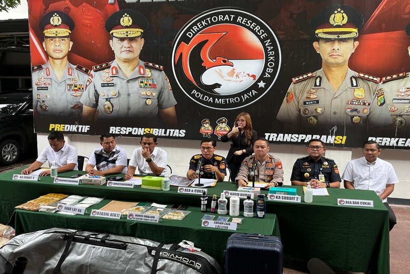 Sinergi Bea Cukai Soekarno-Hatta bersama Polda Metro Jaya berhasil mengagalkan upaya penyelundupan Narkotika jenis Methamphetamine atau sabu-sabu sebanyak 1.072 gram atau 64 kapsul dengan modus telan (swallow)