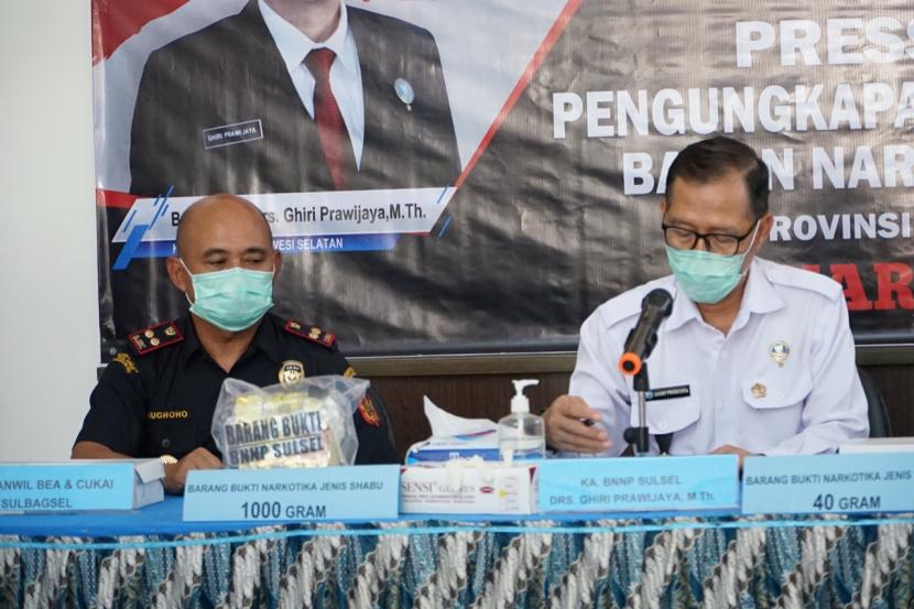 Sinergi dan kolaborasi Bea Cukai dan BNNP Sulawesi Selatan berhasil meringkus sebanyak 1,68 kilogram narkotika jenis sabu. Pengungkapan tersebut dipaparkan dalam press release di Kantor BNNP Sulsel.