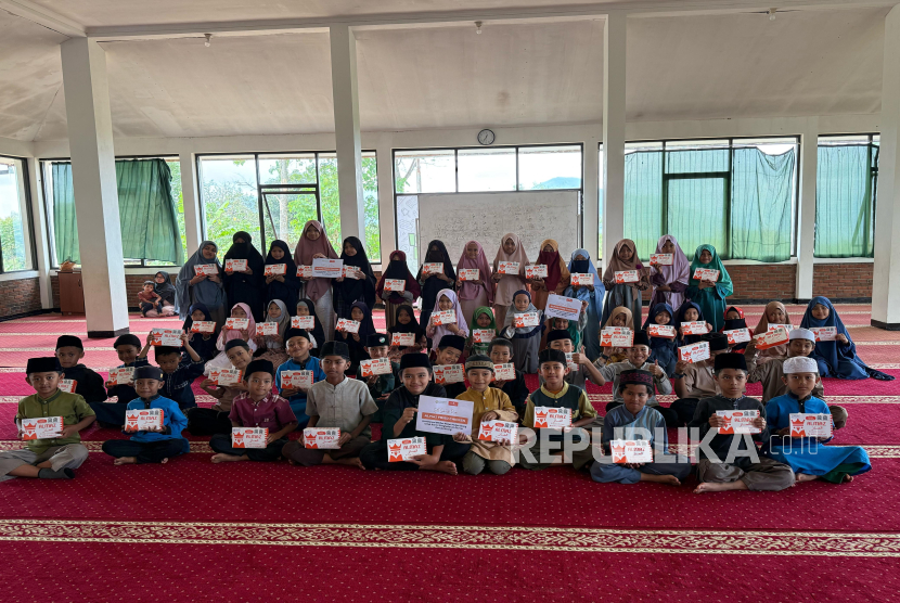 Sinergi Foundation dan Almaz Fried Chicken memberikan bantuan pangan kepada masyarakat yang membutuhkan.
