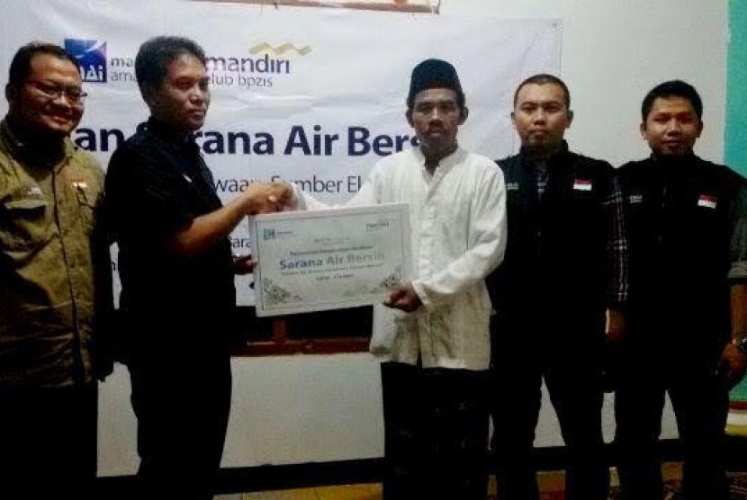 Sinergi Foundation dan BPZIS Mandiri memberikan bantuan sarana air bersih kepada warga di pelosok Cianjur.