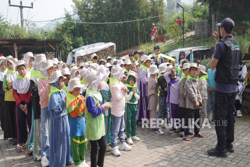 Sinergi Foundation dan Forkwood Bandung mengajak anak-anak yatim bergembira dengan santunan serta makan bersama.