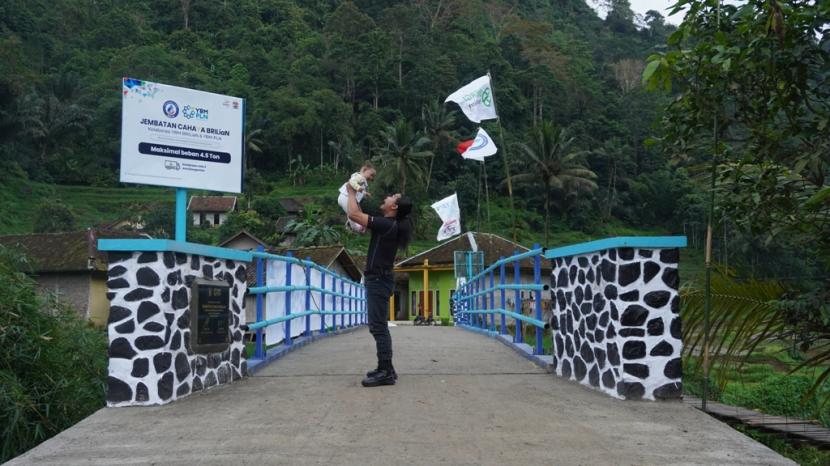 Sinergi Foundation melalui Sasaka Indonesia membangun jembatan permanen untuk warga yang dinamai Jembatan Cahaya Brilian.