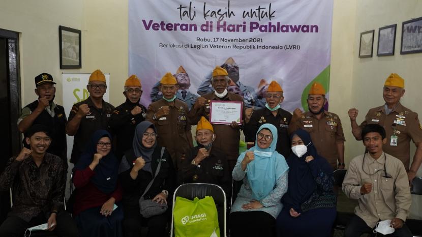 Sinergi Foundation memberikan santunan tali kasih kepada para veteran yang tergabung dalam Legiun Veteran Republik Indonesia (LVRI) Bandung.