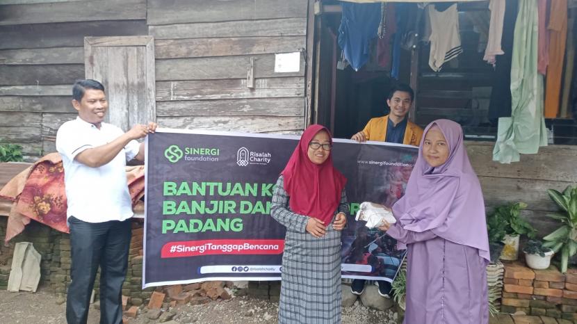 Sinergi Foundation mengajak mitra setempat untuk salurkan 300 paket makan bagi keluarga terdampak banjir di Padang.