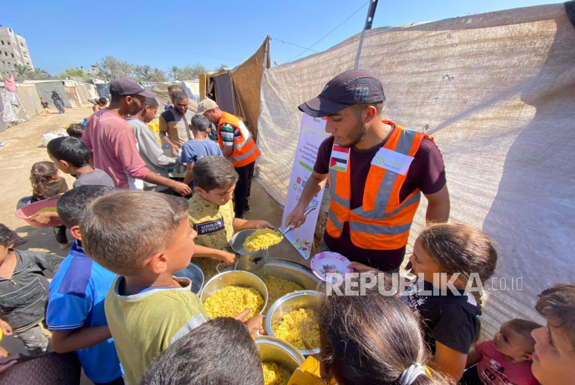 Sinergi Foundation menyalurkan susu formula dan makanan hangat ke wilayah Gaza Selatan.