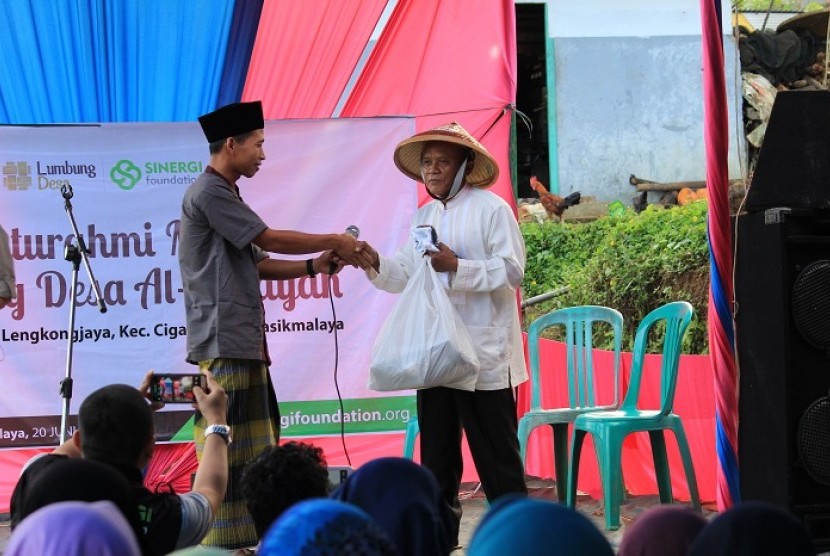 Sinergi Foundation menyerahkan THR untuk petani binaan di Tasikmalaya.