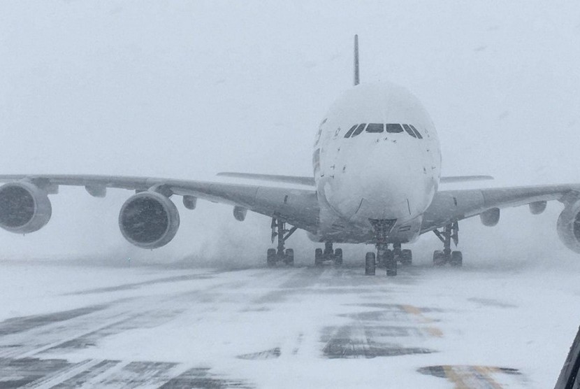 Singapore Airlines Airbus A380 mendarat darurat akibat badai bom siklon.