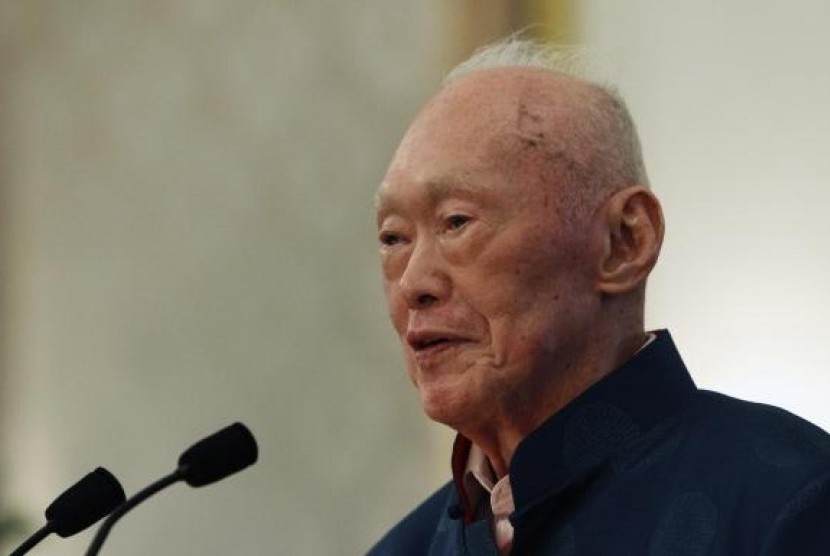 Singapore's former Prime Minister Lee Kuan Yew speaks during his book launch at the Istana in Singapore August 6, 2013.