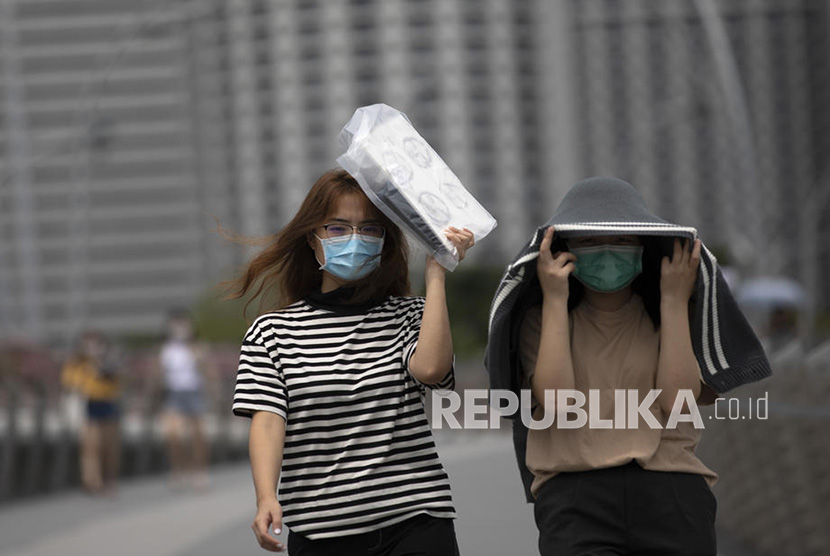 Warga Singapura menghadapi virus corona, ilustrasi