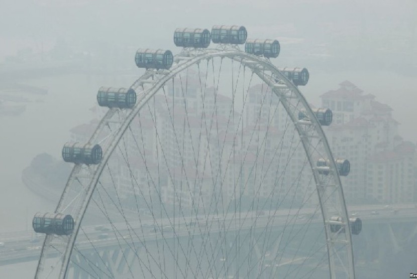 Singapura tertutup polusi asap yang disebabkan oleh kebakaran hutan di Sumatera (17/6). Menurut laporan media setempat, pengukur kualitas udara Singapura 'Pollutant Standards Index (PSI)' menunjukkan angka 111 pada jam empat sore (waktu Singapura).
