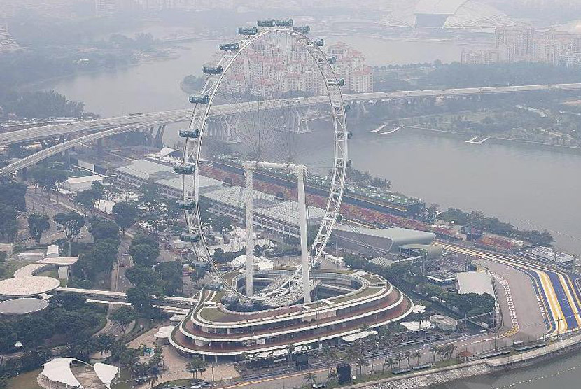 Singapura yang pada akhir pekan ini akan menggelar ajang balap mobil F1 terlihat di selimuti asap.