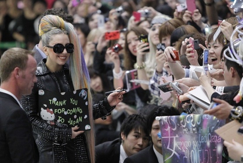 Singer Lady Gaga (with sunglasses) signs autographs for fans upon her arrival at Narita international airport in Narita, east of Tokyo, last week. 