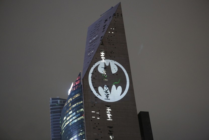  Sinyal kelelawar Batman. Sutradara-penulis The Batman Matt Reeves merilis trailer pertama untuk film itu untuk acara DC FanDome pada Sabtu (22/8) waktu setempat. 