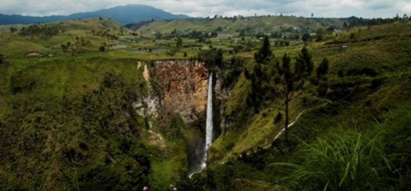 Sipiso-piso Waterfall in Medan, North Sumatra (illustration).  