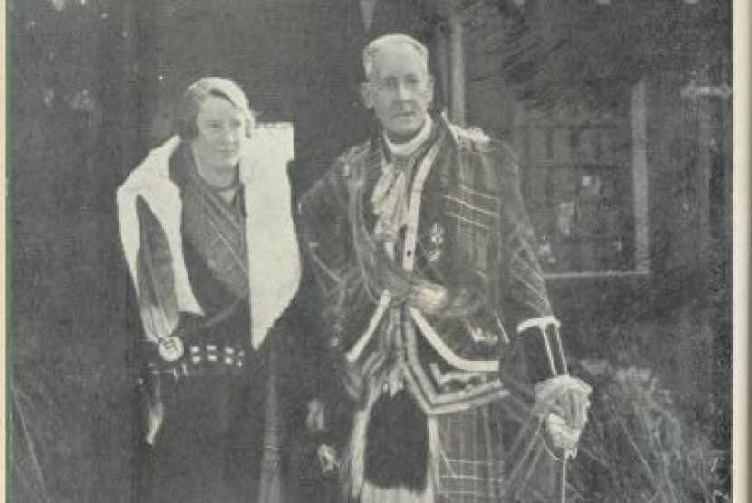   Sir Abdullah Archibald Hamilton (kanan).