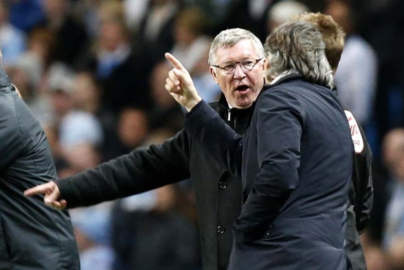  Sir Alex Ferguson (kiri) terlibat adu mulut dengan Roberto Mancini (kanan) saat pertandingan Liga Primer Inggris antara Manchester City dan Manchester United di Stadion Etihad, Manchester, Selasa (1/5) WIB dinihari. (Matt Dunham/AP)