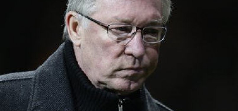 Sir Alex Ferguson, manajer Manchester United, tertunduk lesu usai skuatnya kalah 2-3 dari menjamu Athletic Bilbao di leg pertama babak 16 besar Liga Europa di Stadion Old Trafford, Manchester, Kamis (8/3). 