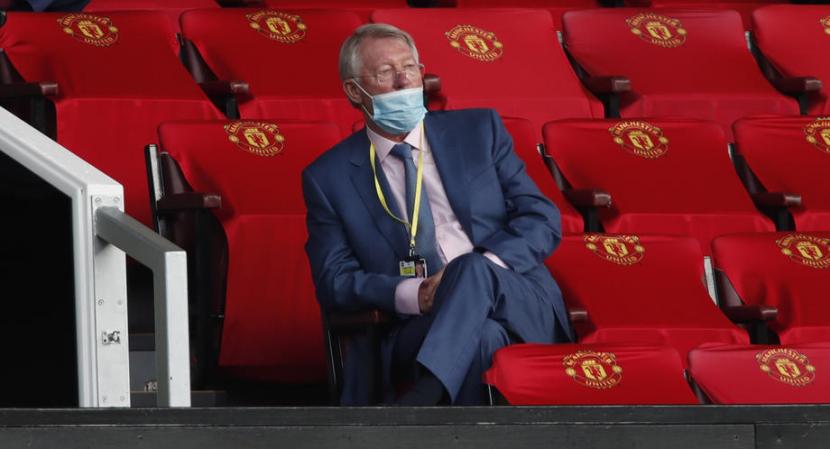 Sir Alex Ferguson menyaksikan laga Manchester United vs Southampton di Old Trafford mengenakan masker.