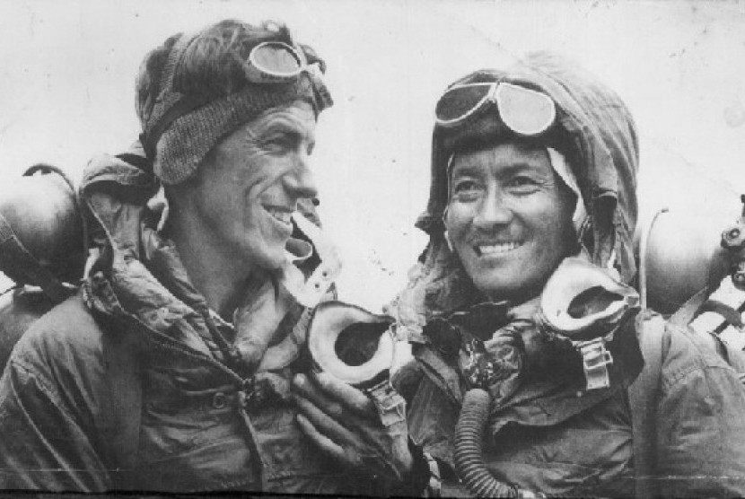 Sir Edmund Percival Hillary dan pemandunya Tenzing Norgay