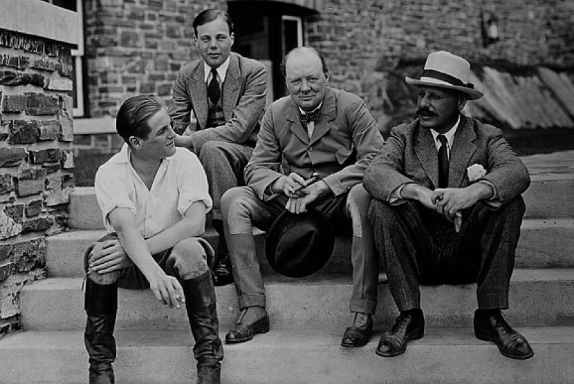 Sir Winston Churchill (kedua dari kanan).