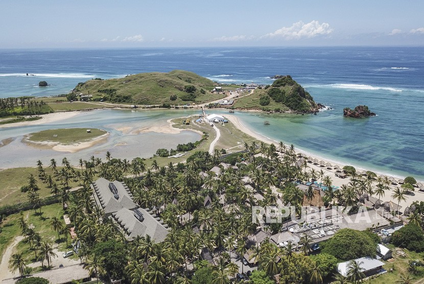 Pembangunan Sirkuit MotoGP Mandalika. Foto areal pantai bukit Seger Kawasan Ekonomi Khusus (KEK) Mandalika di Desa Kuta, Kecamatan Pujut, Praya, Lombok Tengah, NTB, Ahad (24/2/2019).