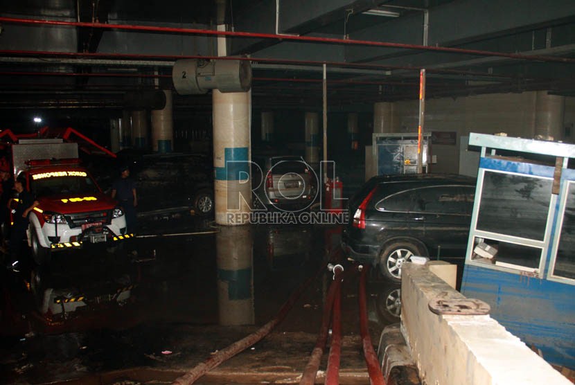   Sisa air banjir yang menggenangi basement I Gedung UOB di Jalan MH. Thamrin, Jakarta Pusat,Ahad (20/1).  (Republika/Yasin Habibi)