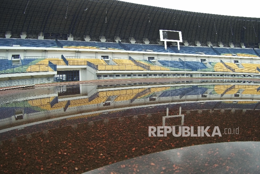  Sisa air hujan menggenangi beberapa titik Stadion Gelora Bandung Lautan Api (GBLA) di daerah Gedebage, Kota Bandung, Rabu (10/2). (Republika/Edi Yusuf)