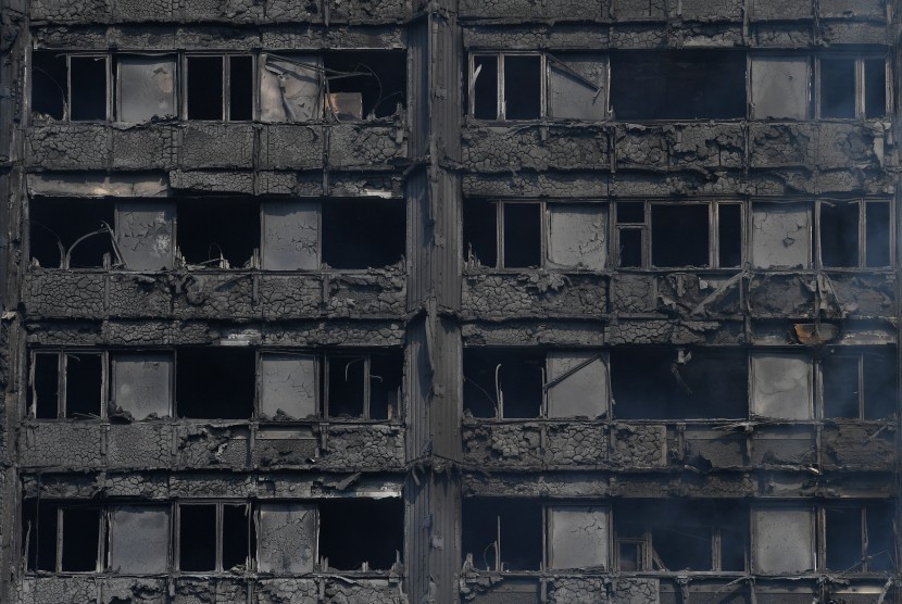 Sisa bangunan apartemen Greenfell Tower yang terbakar di Kensington Utara, London, (14/6).