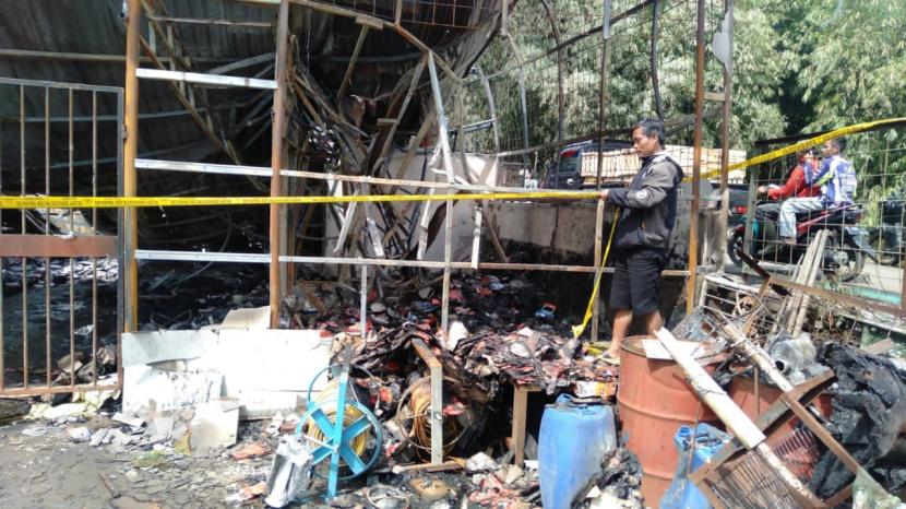 Sisa bangunan pabrik lilin di Kecamatan Sukaresmi, Kabupaten Garut, yang mengalami kebakaran pada Selasa (21/12). 
