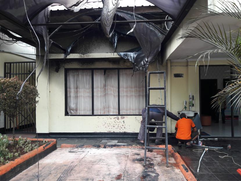 Dandim Jakarta Timur menyatakan TNI tak terlibat kerusuhan Ciracas. Sisa kebakaran di Mapolsek Ciracas, Jaktim, Sabtu (29/8).