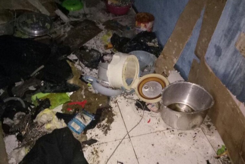 Sisa ledakan bom panci di kontarakan di Kelurahan Sekejati, Kecamatan Buahbatu, Kota Bandung, Sabtu (8/7)