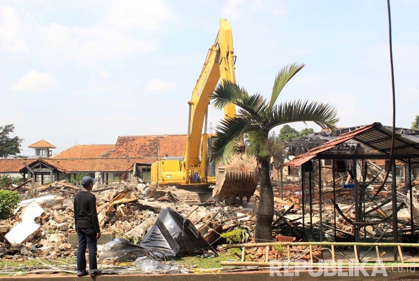 Sisa reruntuhan akibat kebakaran di  Lembaga Pemasyarakatan Kelas IIA Banceuy, Kota Bandung, Ahad (24/4). (Republika/Dede Lukman Hakim)