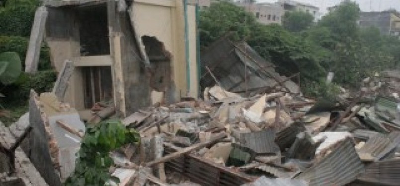 Sisa reruntuhan Masjid Al Ikhlas di jalan Timur, Medan, Sumatera Utara.