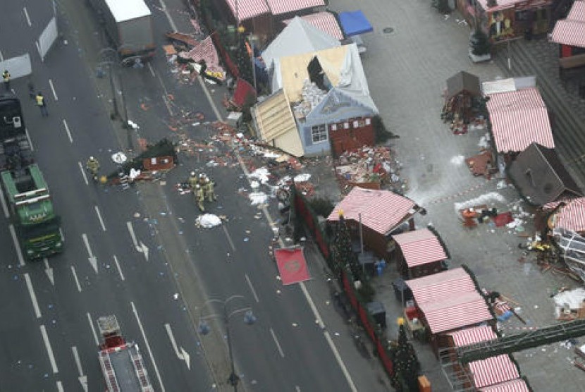 Sisa-sisa kerusakan akibat truk yang menabrak kerumunan orang di pasar Natal di Berlin, Jerman, Selasa, 20 Desember 2016.