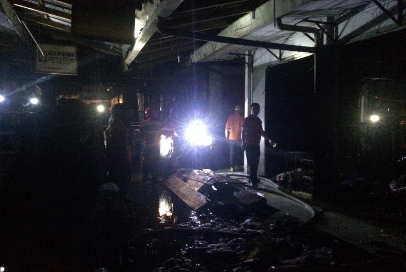 Sisa-sisa kios yang terbakar di Pasar Manis Ciamis, Kabupaten Ciamis, Selasa (25/6) malam.