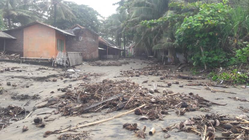 Sisa-sisa sampah akibat banjir rob yang terjadi di Kecamatan Cipatujah, Kabupaten Tasikmalaya, Kamis (12/8). 